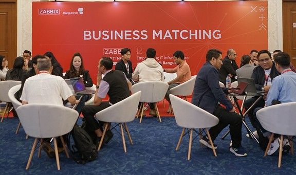 Sesi business matching Bangunindo dengan peserta berdiskusi di meja