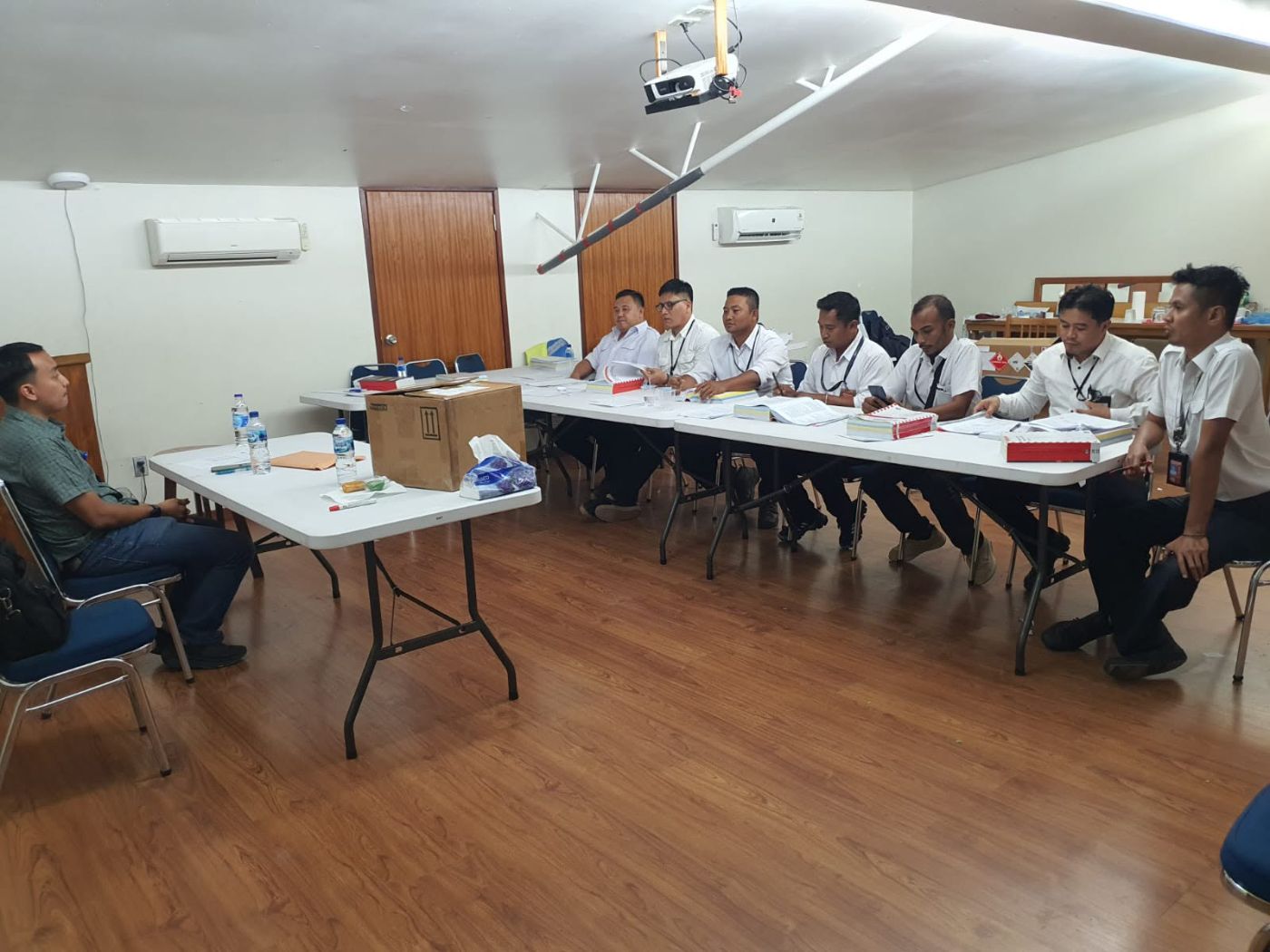 Sesi sertifikasi Dangerous Goods di ruang kelas