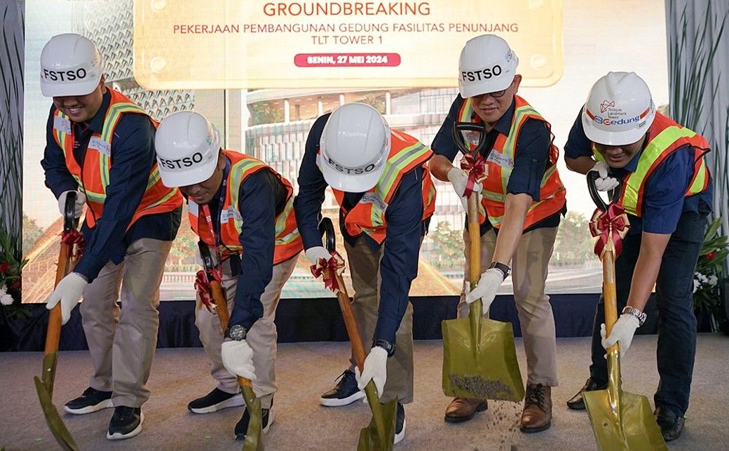 Seremoni groundbreaking Telkom Landmark Tower dengan lima peserta mengangkat sekop